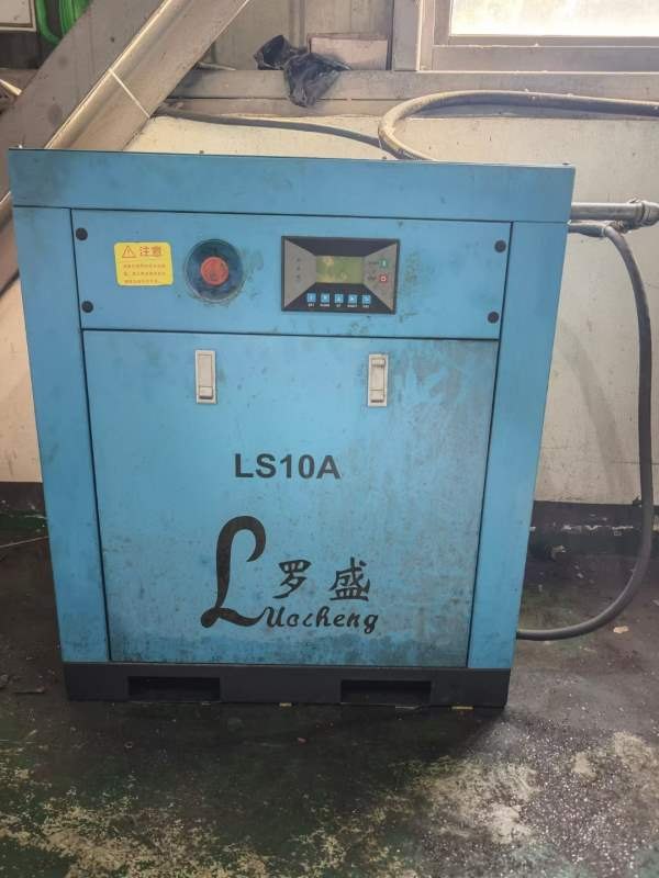 三套7.5千瓦空压机，两个储气罐，有需要的来聊
