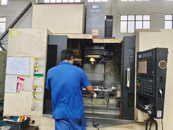 上海工厂拿下同款3台蒂德1160立加、Bt50主轴、带中心.