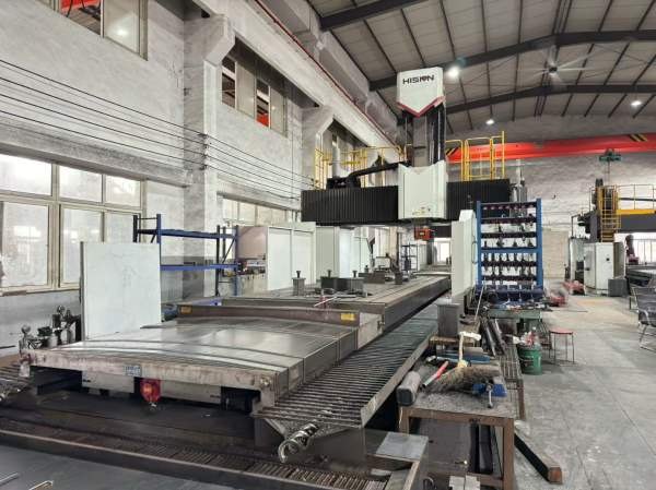 新定海天6028龙门加工中心，工作台2米6米，门宽2.8米.