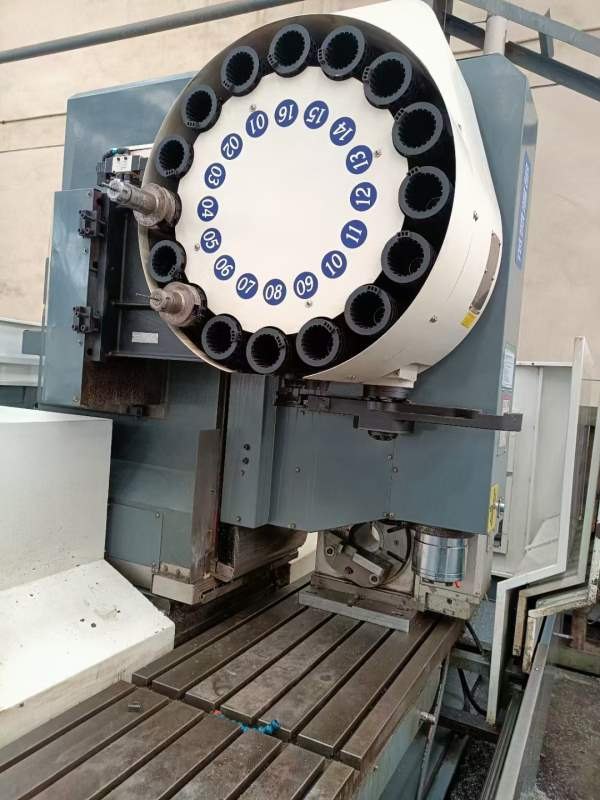 出售哈驰4500型材加工中心，重型机，BT50主轴，工作台.