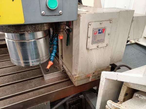 出售哈驰4500型材加工中心，重型机，BT50主轴，工作台.