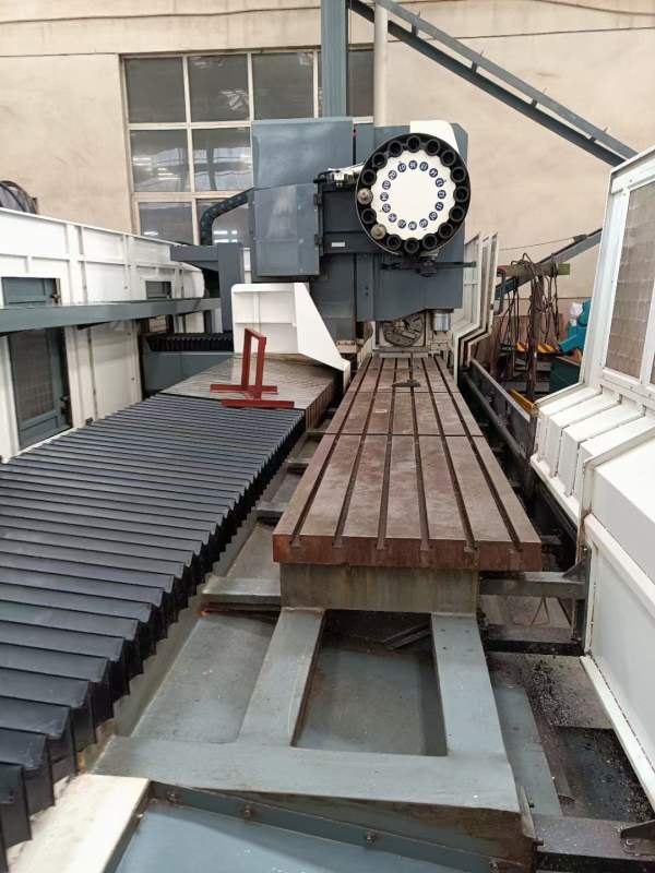 出售哈驰4500型材加工中心，重型机，BT50主轴，工作台.