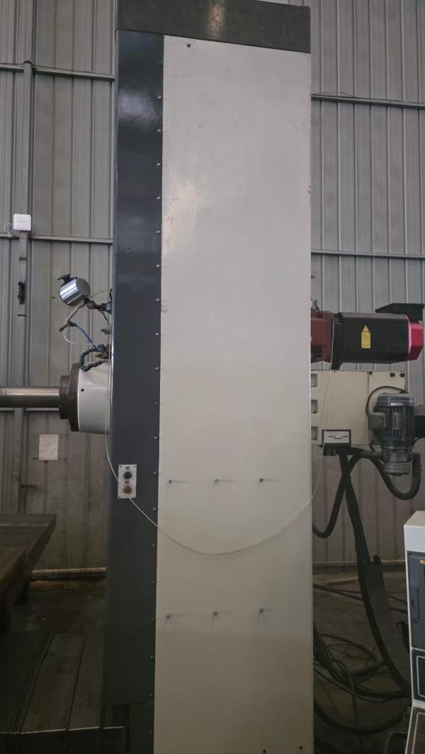 台湾远东110R 3数控镗铣床．全闭环3轴带光栅尺，工作.