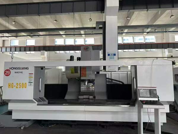 虹光伟业VMC-2500，同款两台三菱M80系统三轴线轨行程2.