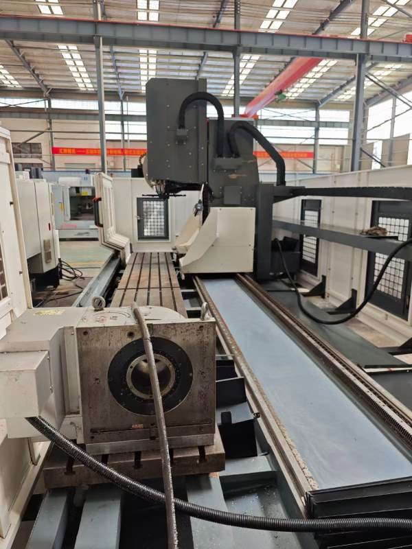 出售哈驰4500型材加工中心，重型机，BT50主轴，工作台.