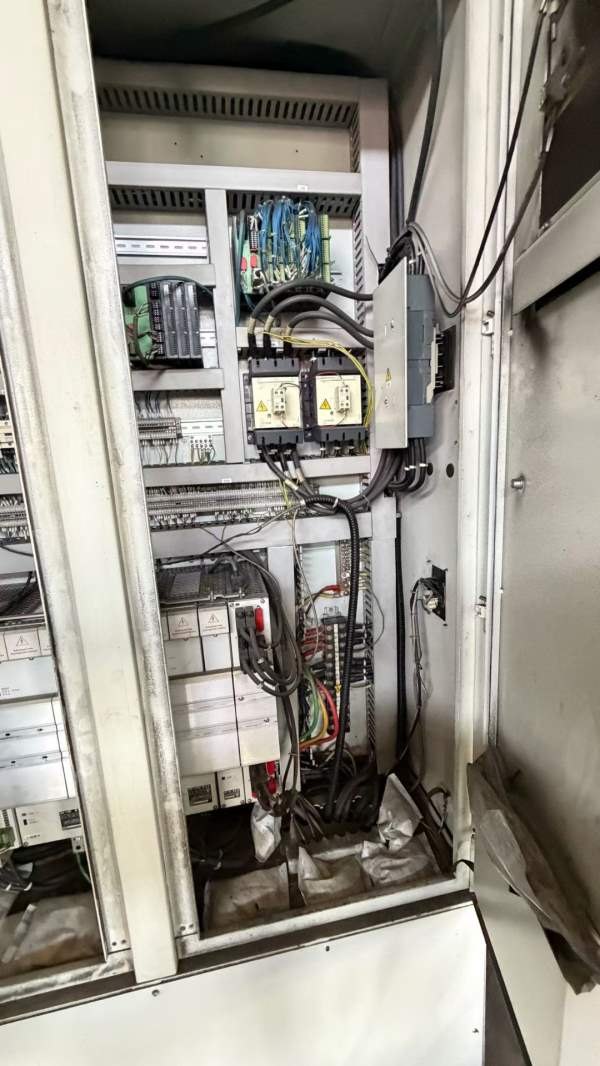 新定海天5028高速龙门加工中心，工作台，门宽2790，三.