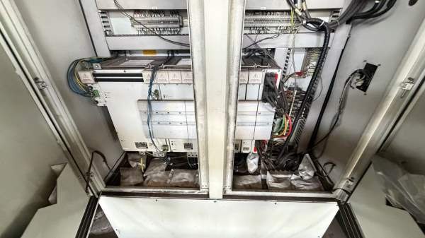 新定海天5028高速龙门加工中心，工作台，门宽2790，三.