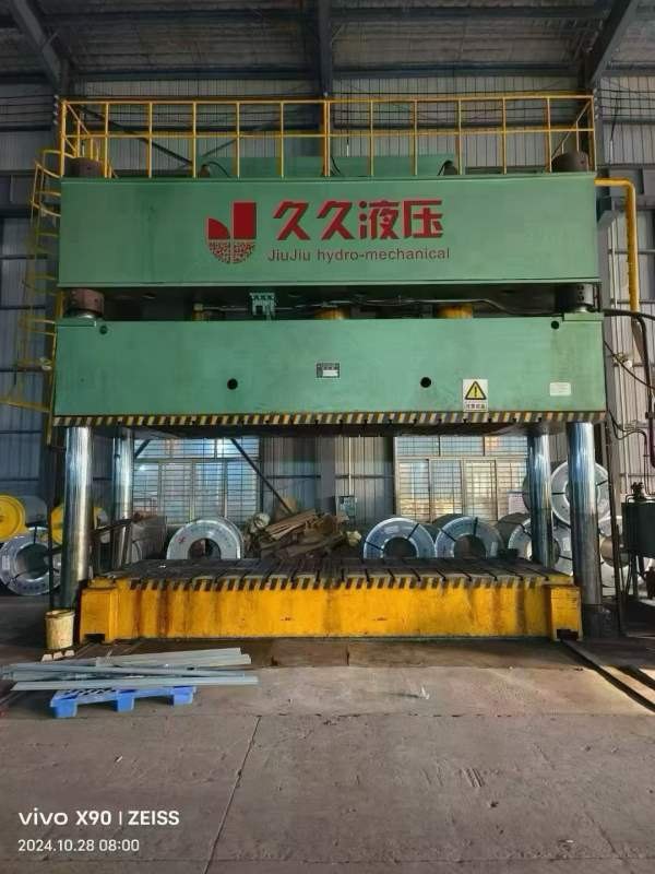 南通1000吨液压机，稀有的大台面57002000