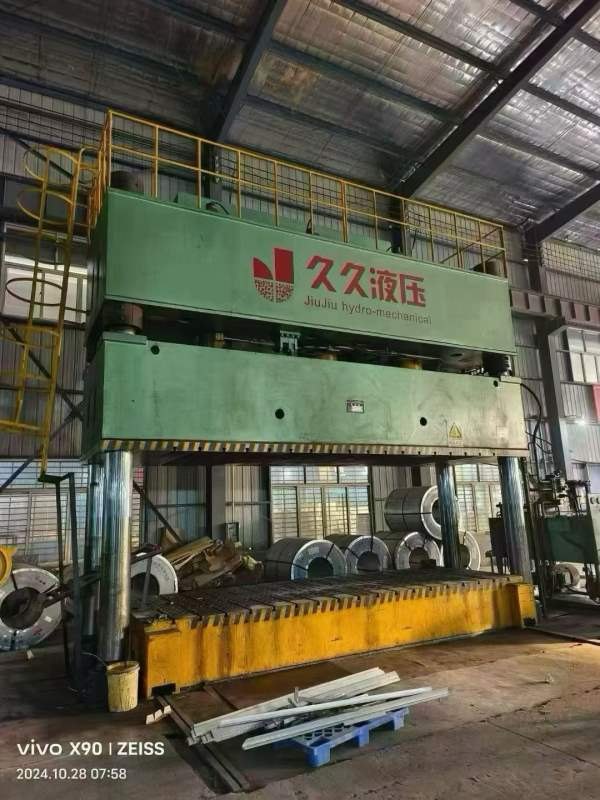 南通1000吨液压机，稀有的大台面57002000