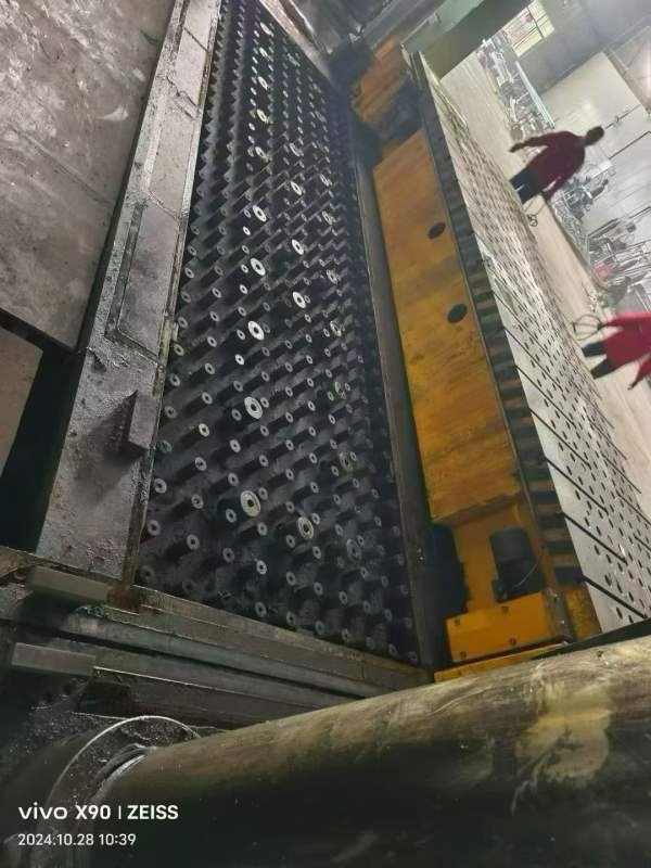 南通1000吨液压机，稀有的大台面57002000