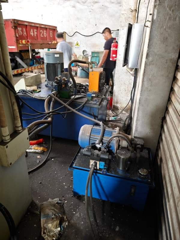 300吨油压机，加装自动上下工件