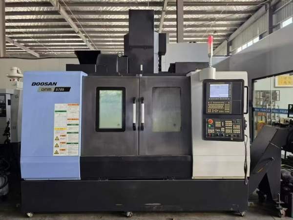 斗山DNM5705加工中心，BBT40主轴8000转，带中心出水，.