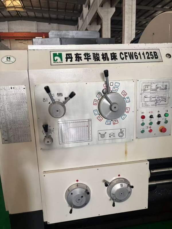 丹东华骏CFW61125B普通车床加工规格：回转直径1250mm.