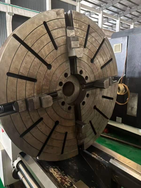 丹东华骏CFW61125B普通车床加工规格：回转直径1250mm.