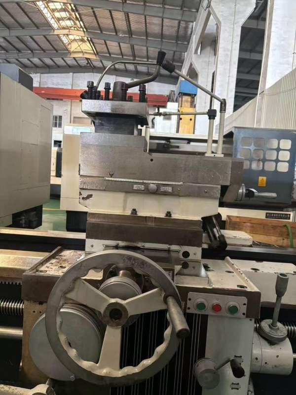丹东华骏CFW61125B普通车床加工规格：回转直径1250mm.