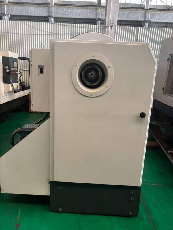 丹东华骏CFW61125B普通车床加工规格：回转直径1250mm.