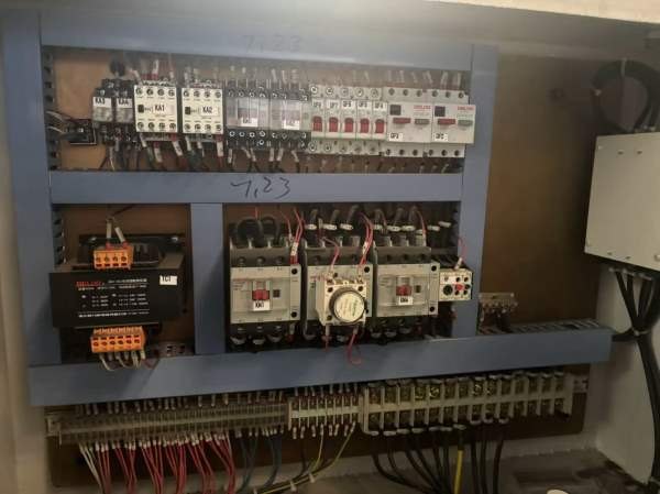 丹东华骏CFW61125B普通车床加工规格：回转直径1250mm.