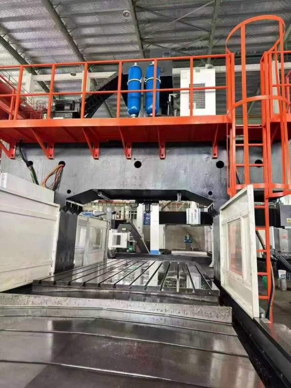 德扬4米龙门加工中心，工作台2.4米4米，门宽2.7米，门.
