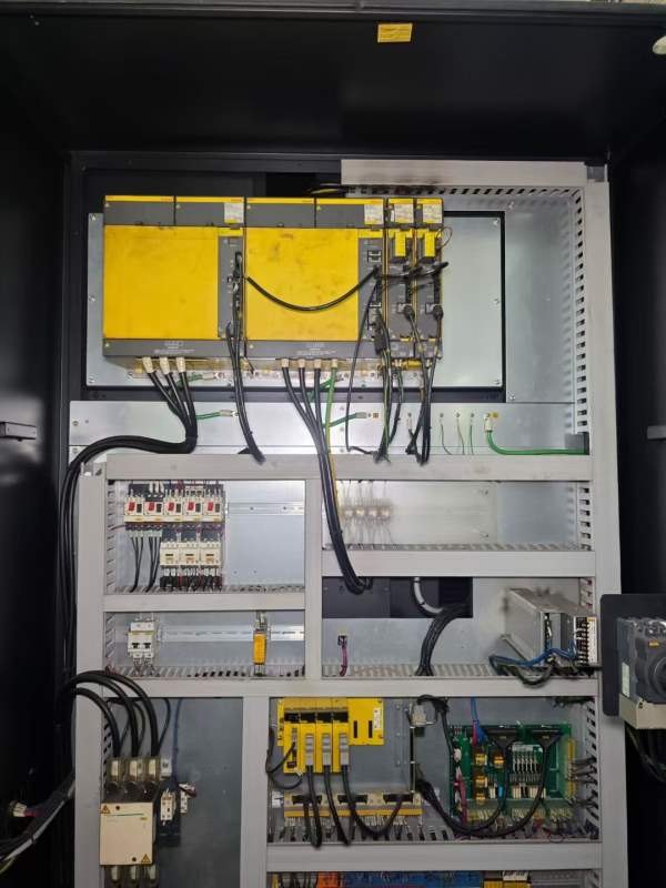 斗山PUMA600数控车床，配32寸液压卡盘，加工长度3米。