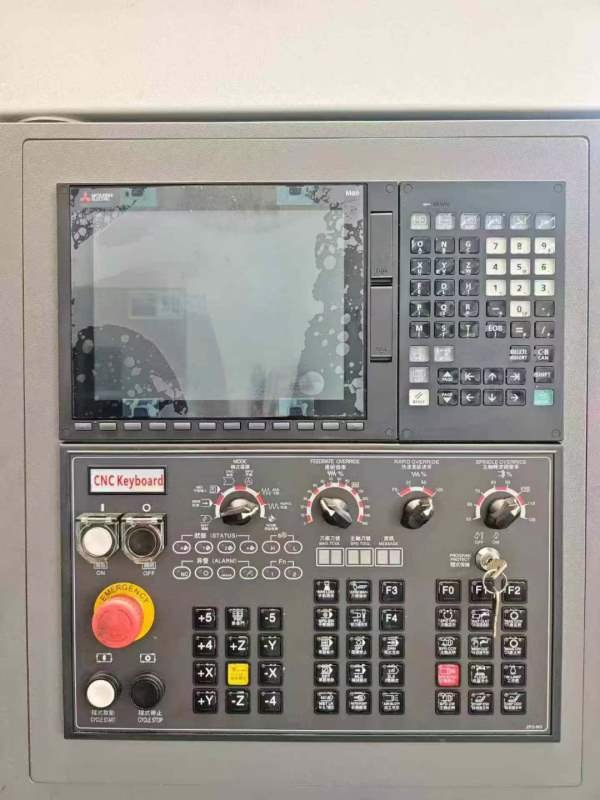 同款三台，虹光伟业1160加工中心三菱M80系统，BT40主.