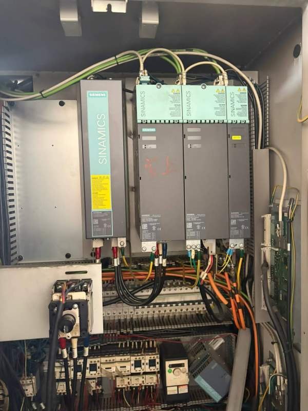 哈挺710  BT40主轴15000转，西门子828系统。