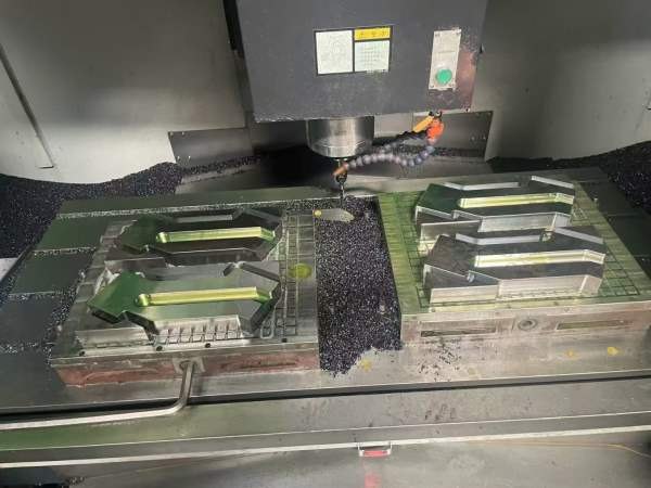 广东买下台湾威立1475、BT40主轴、带刀库发那克款系统.