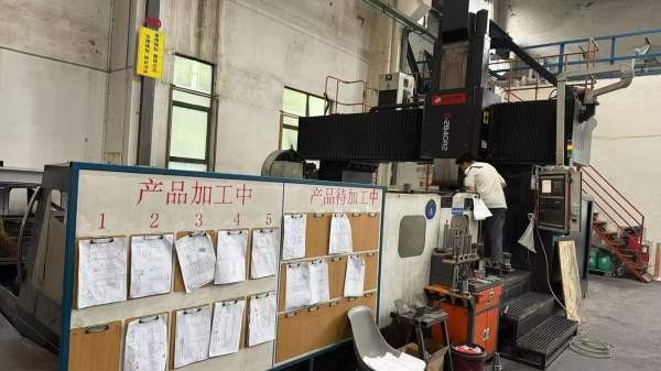 刚刚买下台群4028龙门加工中心 工作台2X4 门宽2.8米 .