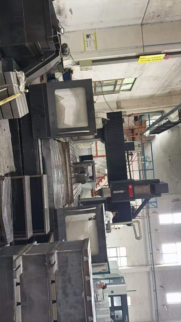 刚刚买下台群4028龙门加工中心 工作台2X4 门宽2.8米 .