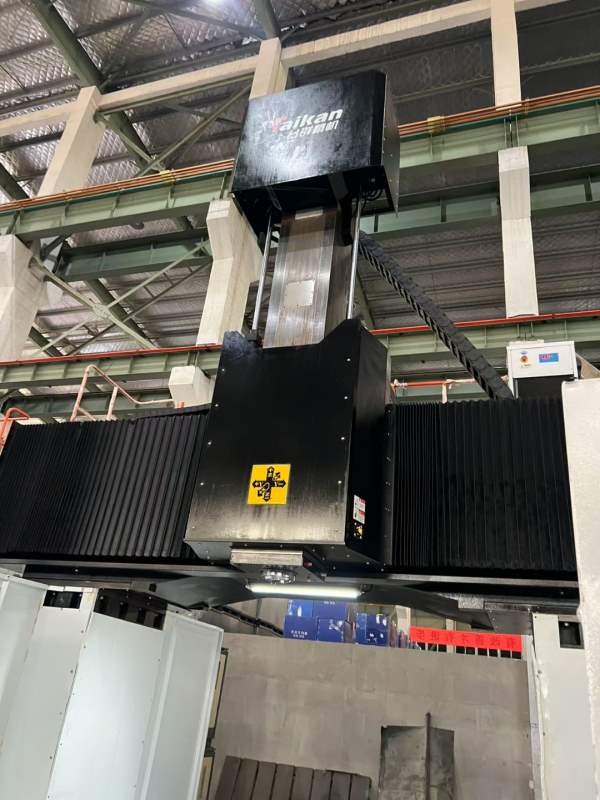 库房刚刚清洗完毕重型台群4030龙门加工中心，工作台20.