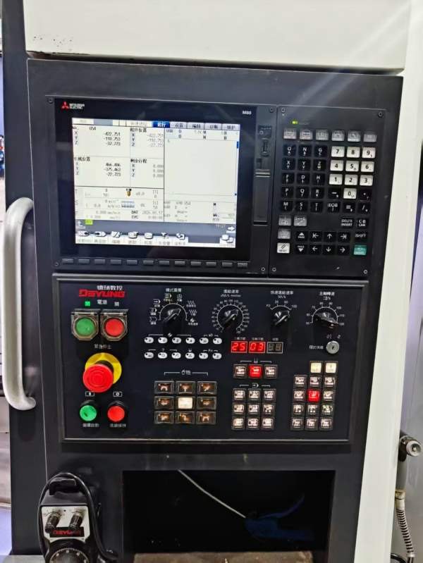 新到一台2022江苏德扬新款DV-1166加工中心，三菱M80系.
