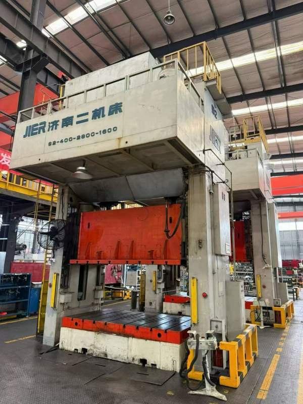 济南二机400双点压力机前移动工作台，液压顶出8面可调.