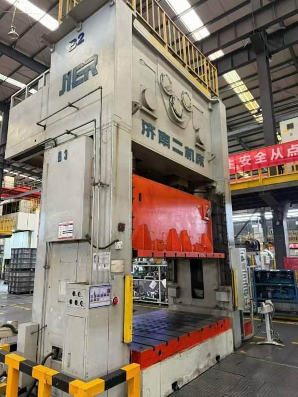 济南二机400双点压力机前移动工作台，液压顶出8面可调.