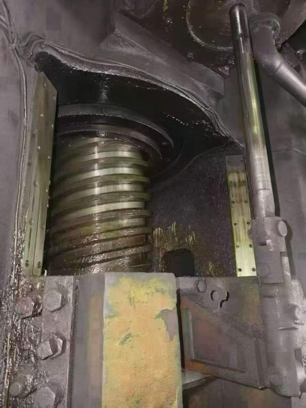 青岛锻压产J53-1000，双盘摩擦压力机。同款两台，少用.