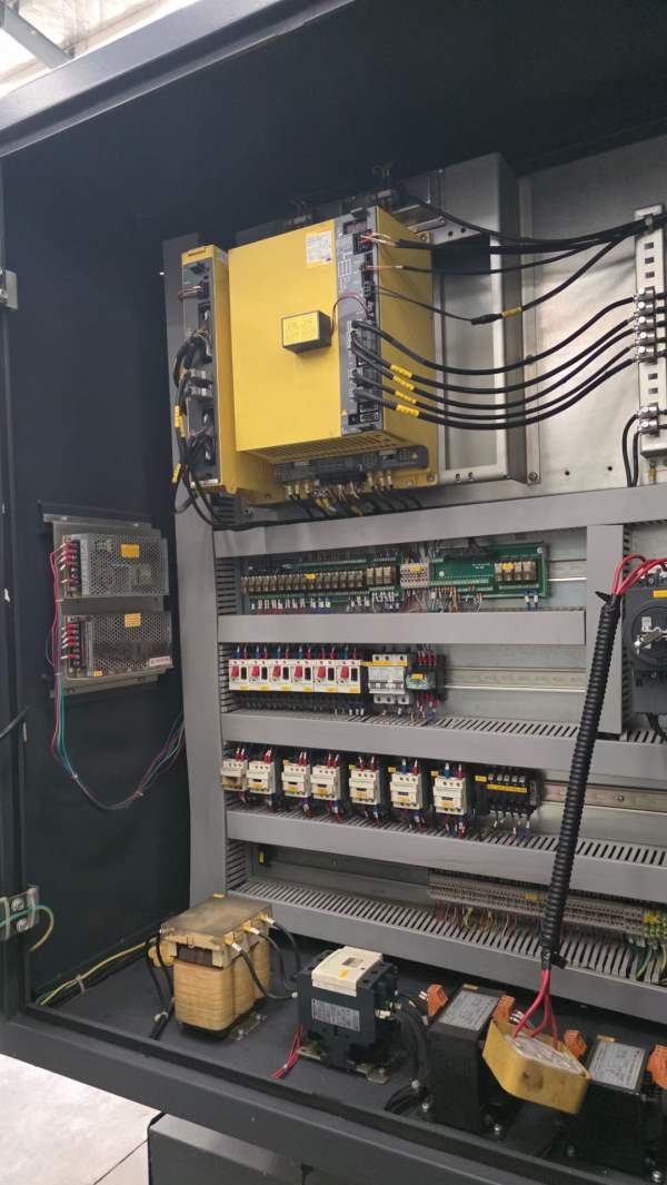 纽威VM702S立式加工中心，BT40主轴12000转，三轴行程0