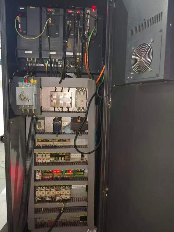 韩国1米重型立加韩国优精特UM-V500加工中心三菱M70A包.