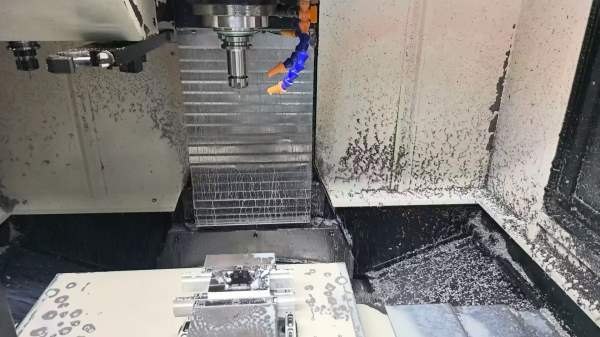 买下一台一线品牌台群V6加工中心，三线轨带24把刀库BT.