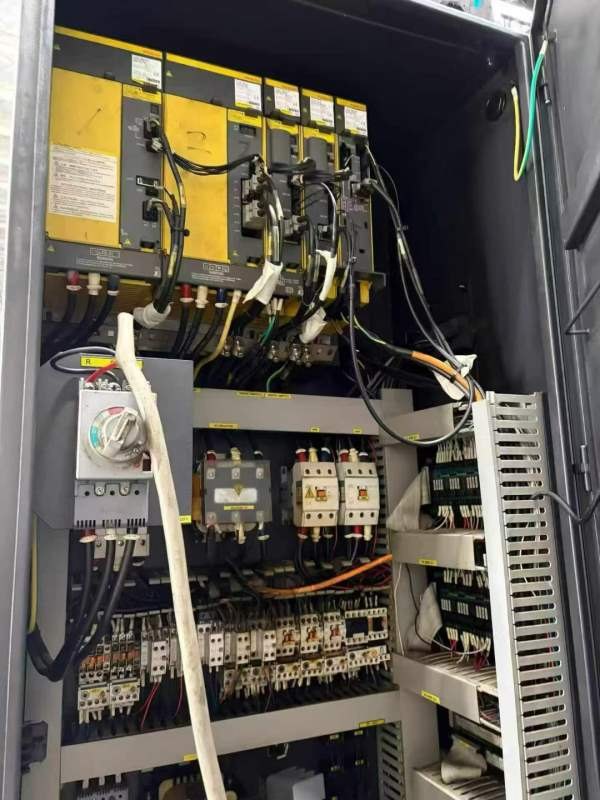 威亚F500加工中心带中心出水接口电机驱动！三轴线轨！.