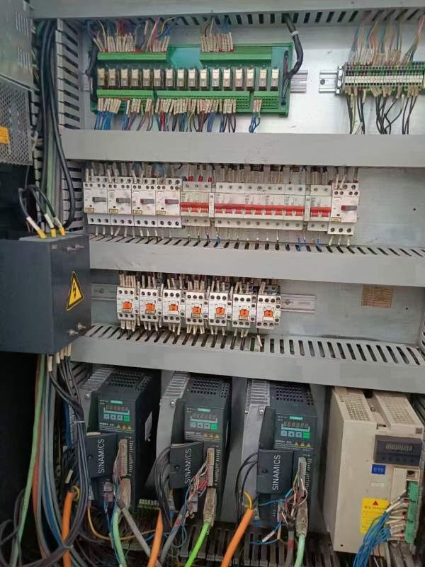 两台沈阳850加工中心，价格优惠，出口款，床身硬件用.