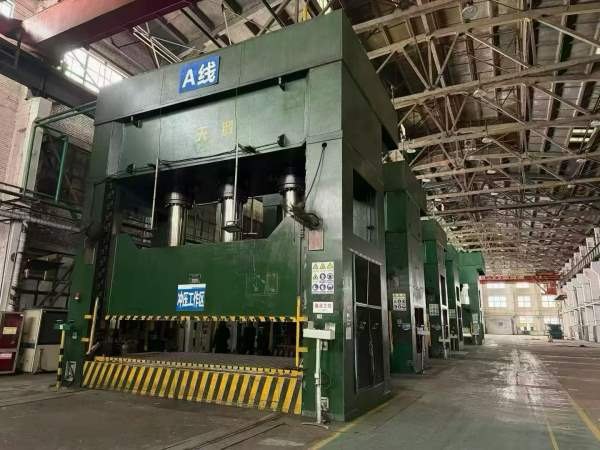 天锻液压机1600T，仓库提货了，参数见牌！