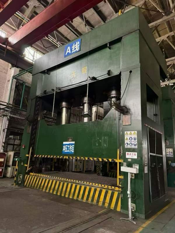 天锻液压机1600T，仓库提货了，参数见牌！
