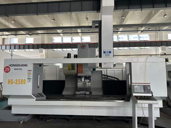 出售虹光伟业VMC-2500加工中心、同款两台、丝杆传动精.