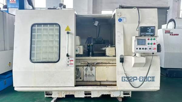 新到一台主新德外圆磨床工作台回转直径320 mm顶尖距（.