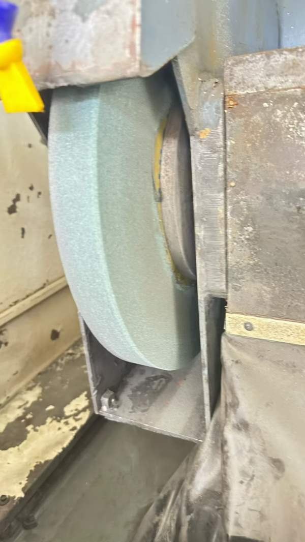 新到一台主新德外圆磨床工作台回转直径320 mm顶尖距（.