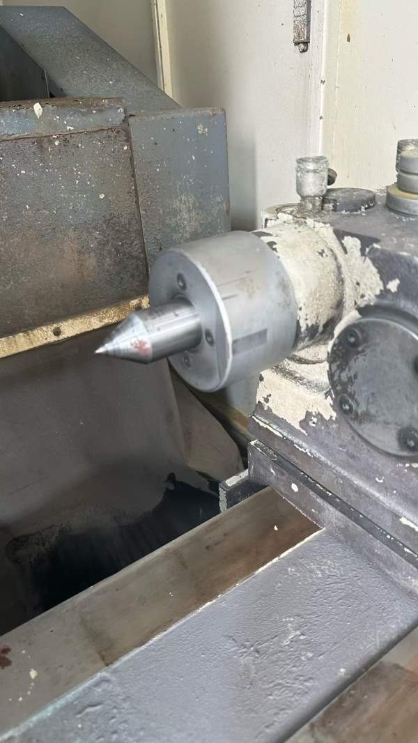 新到一台主新德外圆磨床工作台回转直径320 mm顶尖距（.