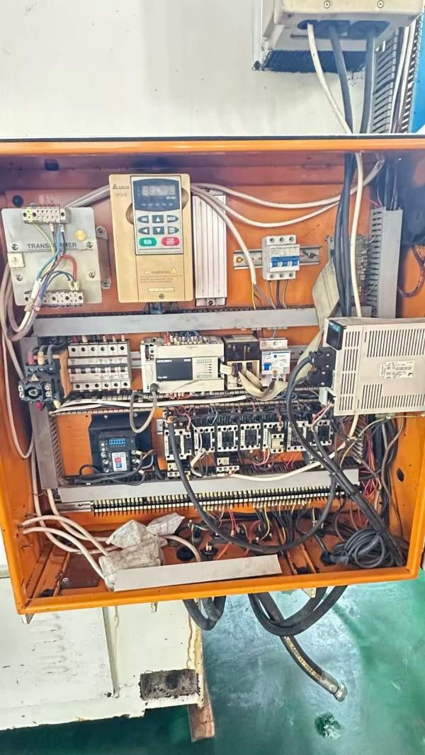 新到一台主新德外圆磨床工作台回转直径320 mm顶尖距（.