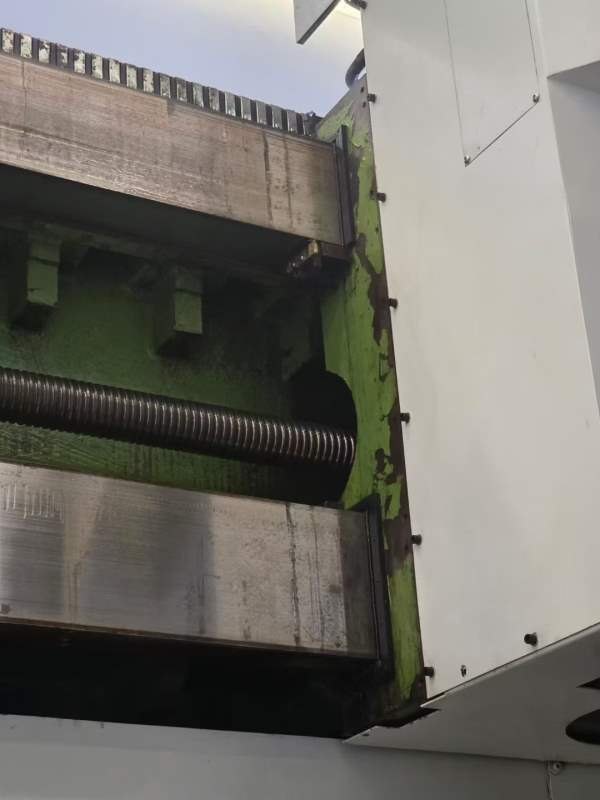 油机800立车，同款两台方滑枕。油机立车800ATC，卡盘.