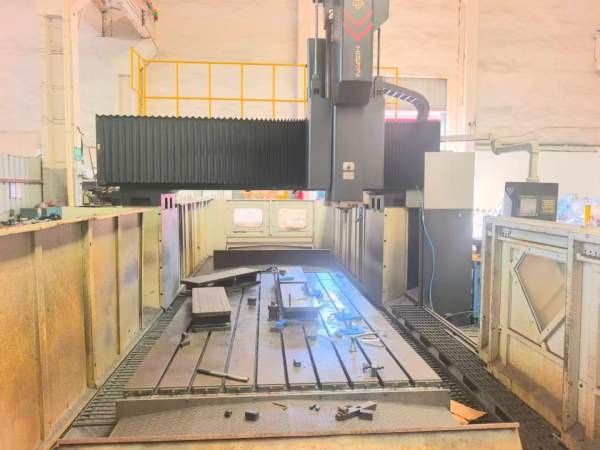 新定海天4028数控龙门铣床，两线一硬，BT50主轴齿轮头.