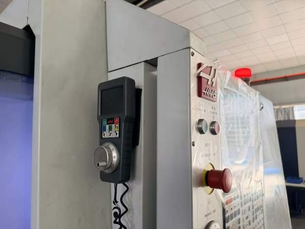 哈斯 VF12   只加工几百小时选配 HSK63 主轴: 15000 .