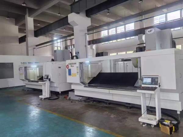 同款两台虹光伟业VMC-2500三菱M80系统三轴线轨行程255.