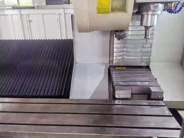 同款两台虹光伟业VMC-2500三菱M80系统三轴线轨行程255.